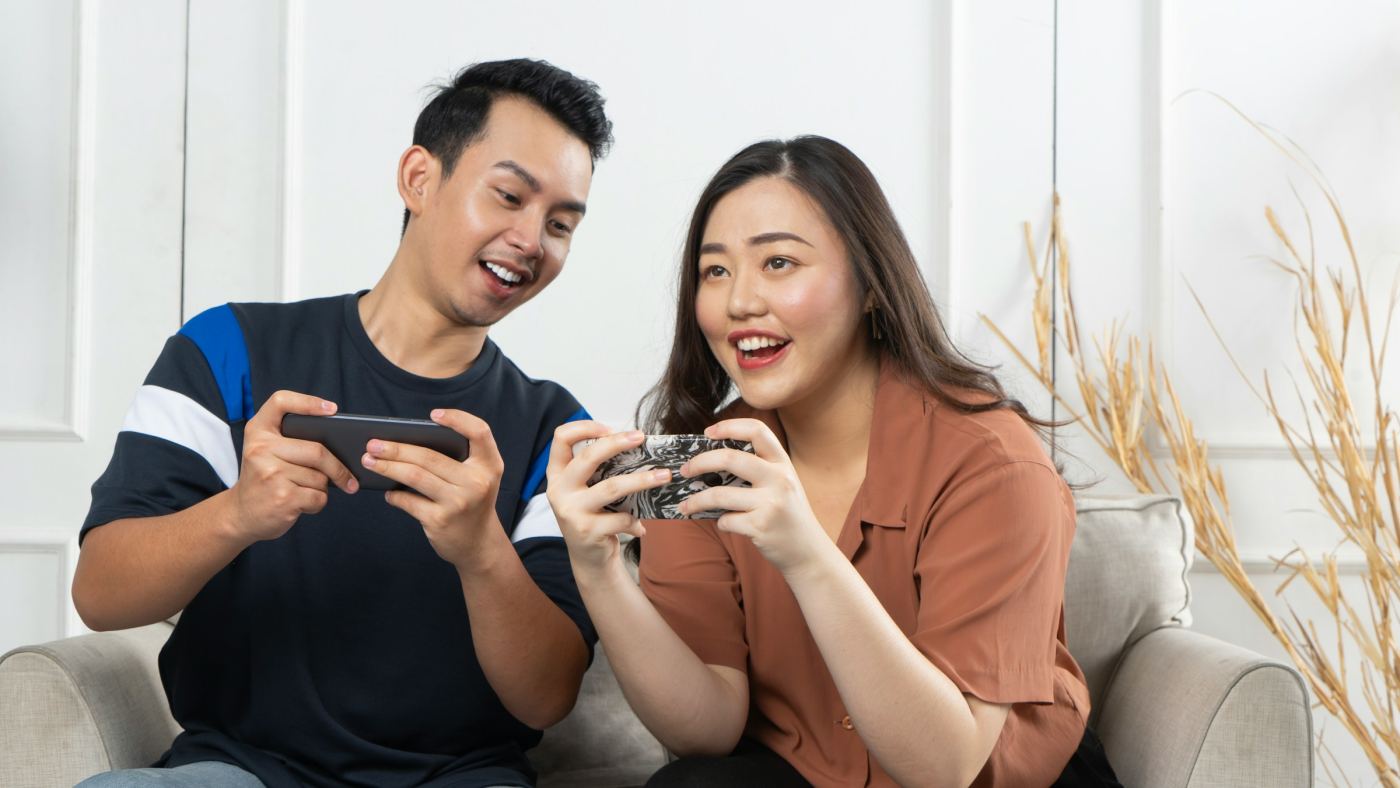 Een stel op een bank met een telefoon