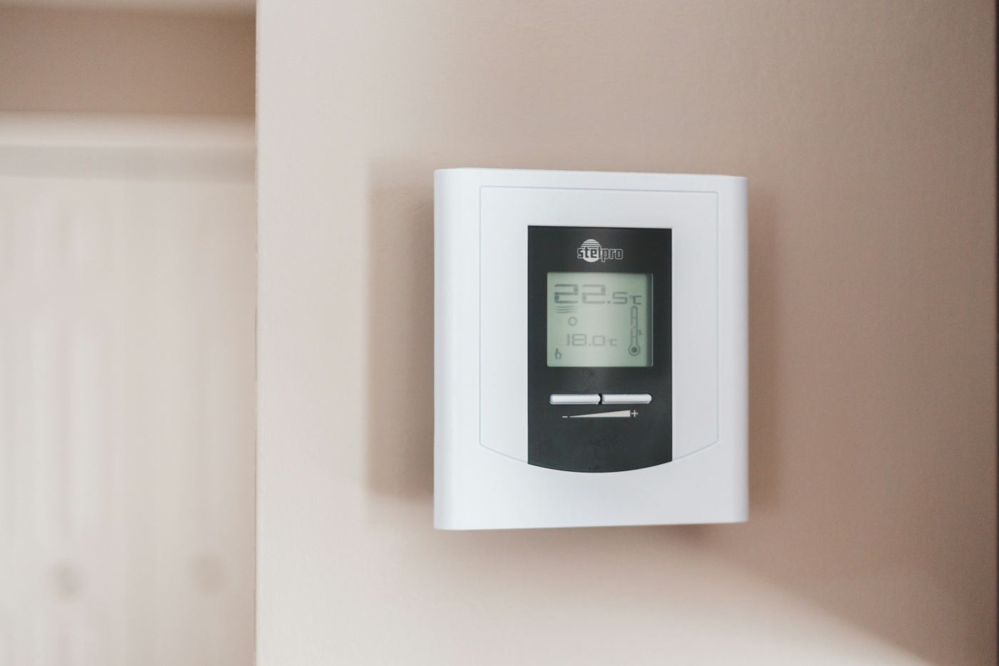 Een thermostaat aan een muur